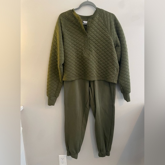 DSG Tops - DSG Army Green Sweat Set with Quilted Sweatshirt